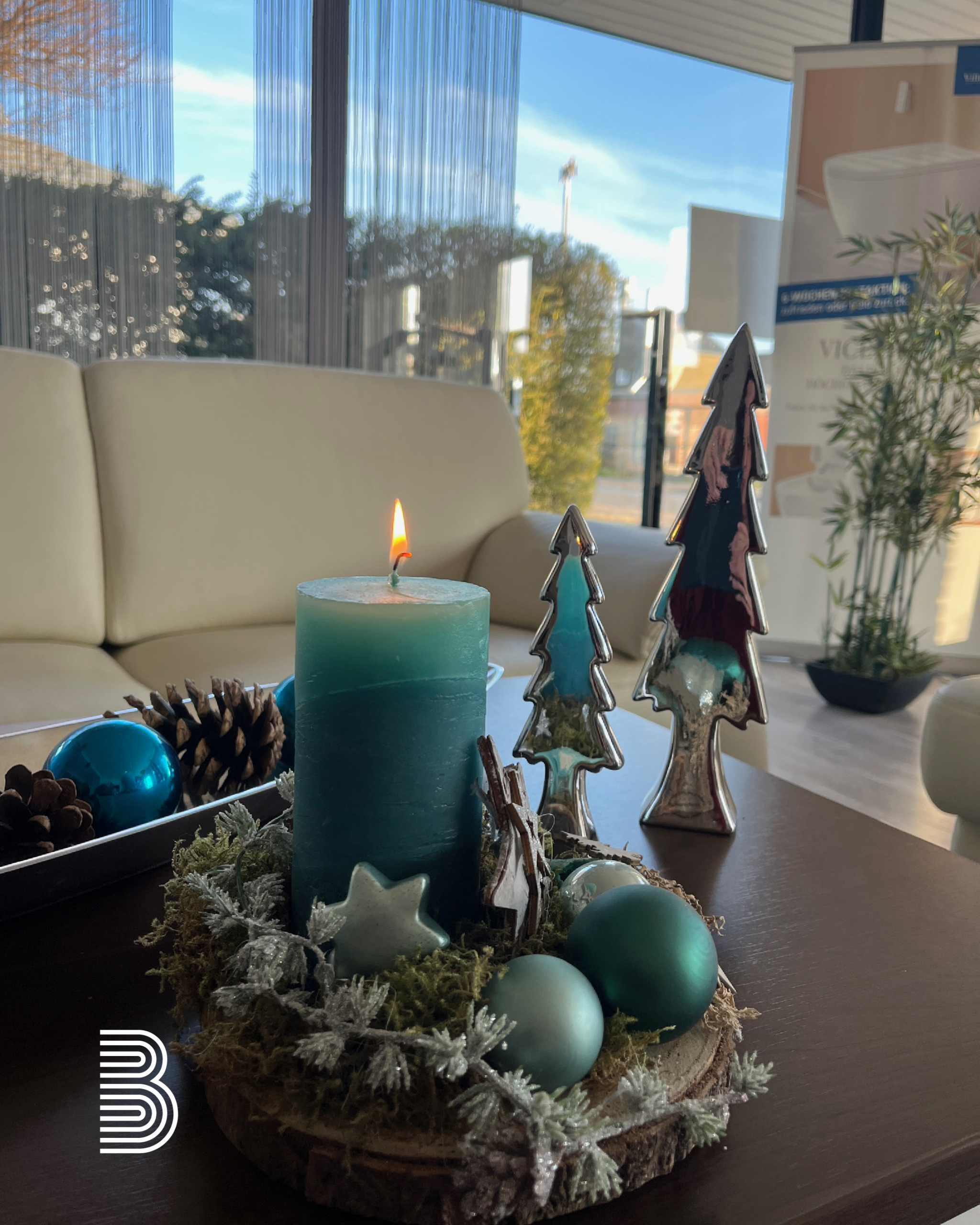 Eine brennende Kerze als Weihnachtsdekoration.