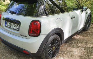 Ein vollelektrischer MINI Cooper SE.