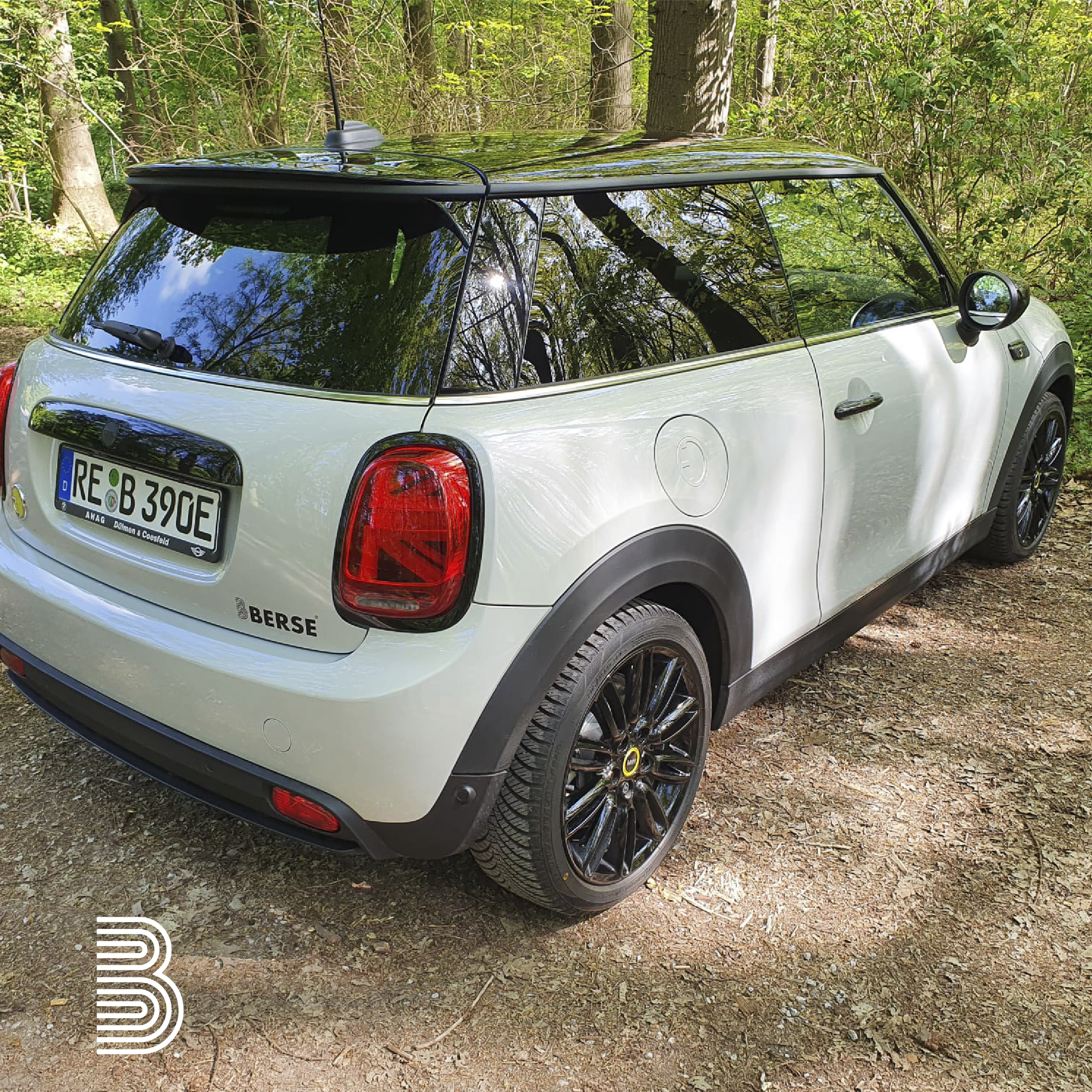 Ein vollelektrischer MINI Cooper SE.