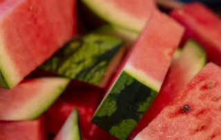 Melone in Stücke geschnitten.