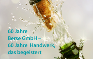 Korken der aus einer Sektflasche knallt.