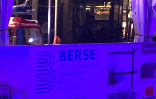 WErbebanner der Berse GmbH an der Eisbahn auf dem Nikolausmarkt in Haltern.