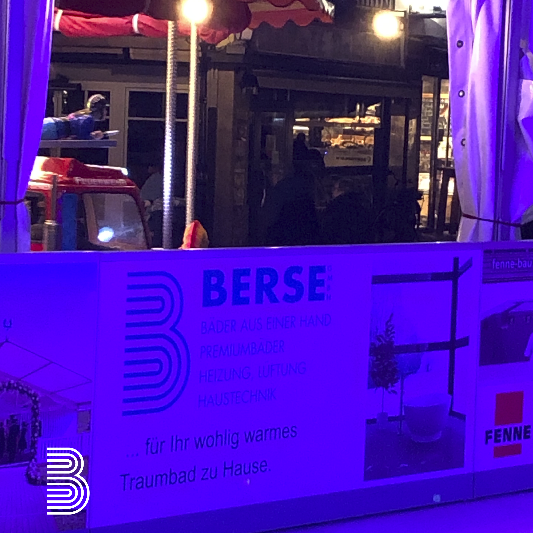 WErbebanner der Berse GmbH an der Eisbahn auf dem Nikolausmarkt in Haltern.