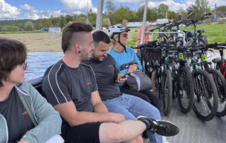 Fahrradfahrer genießen eine Verschnaufpause auf der Fähre.