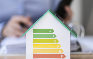 Ein Modellhaus mit Energiesverbrauchs-Angaben.