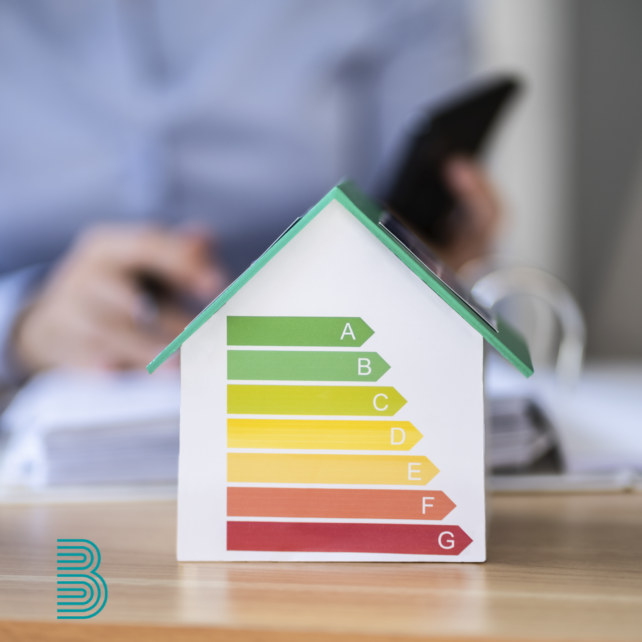 Ein Modellhaus mit Energiesverbrauchs-Angaben.
