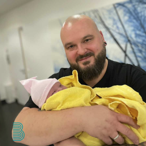 So sieht Glück aus: Unser Mitarbeiter Dennis Burkert hält die neugeborene Tochter Lotta auf dem Arm.