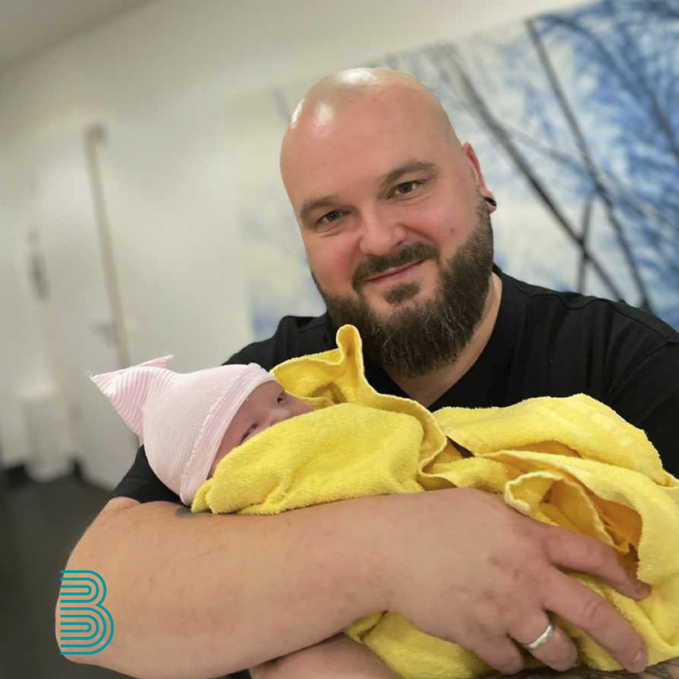 So sieht Glück aus: Unser Mitarbeiter Dennis Burkert hält die neugeborene Tochter Lotta auf dem Arm.