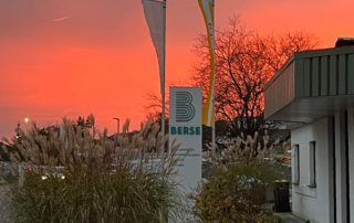 Sonnenuntergang vor dem betriebsgebäude der Berse GmbH.