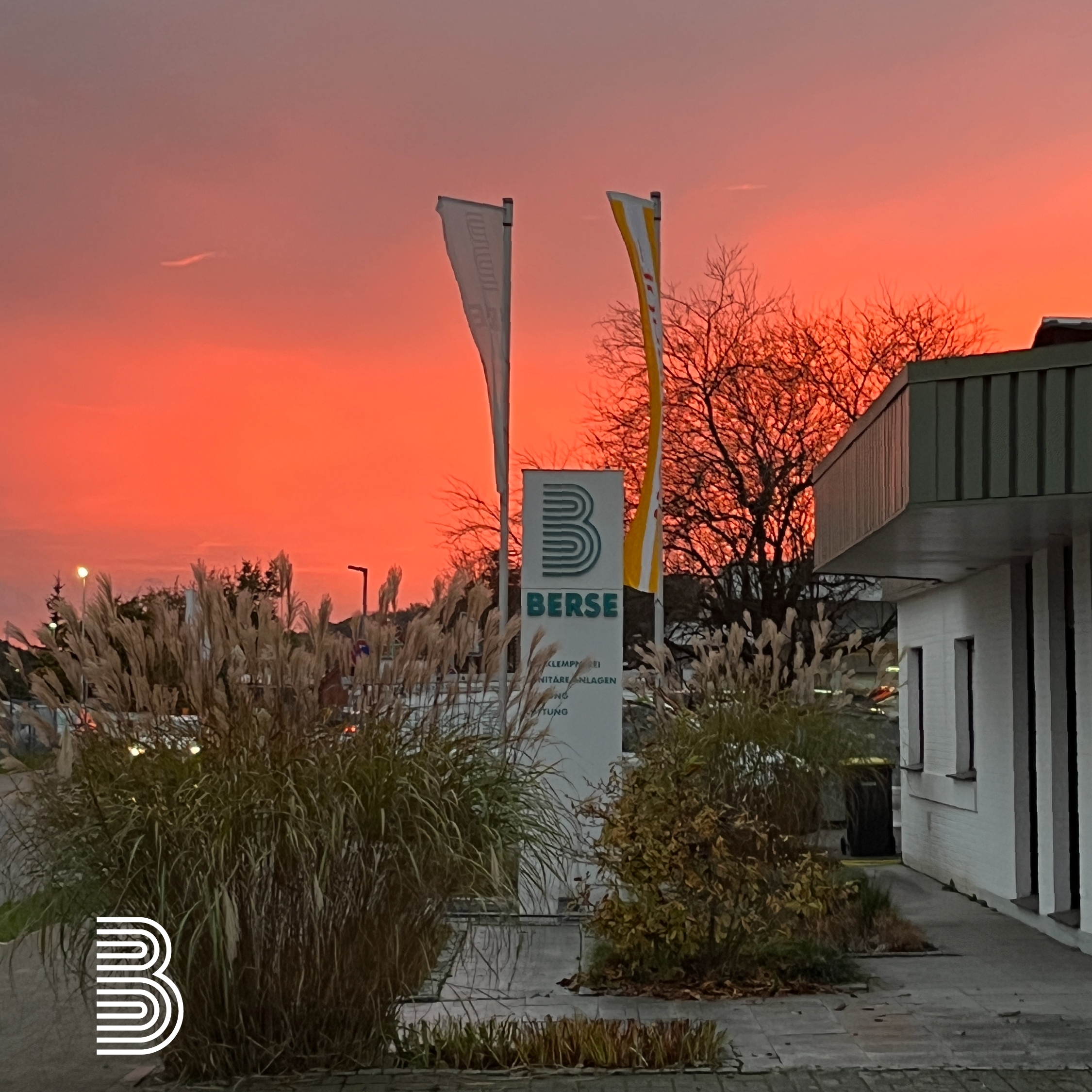 Sonnenuntergang vor dem betriebsgebäude der Berse GmbH.