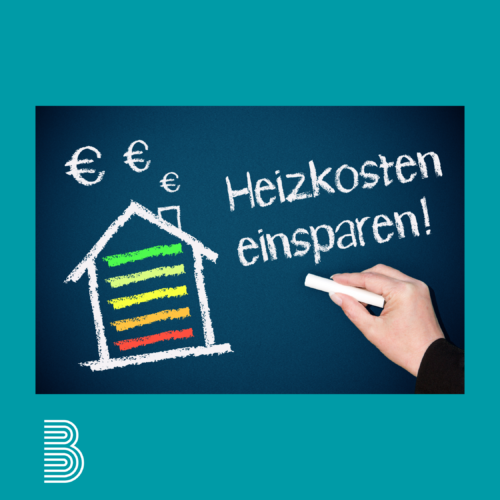 Auf einer Tafel steht mit Kreide geschrieben "Heizkosten einsparen". Daneben ist ein Haus mit Energiebalken gemalt.