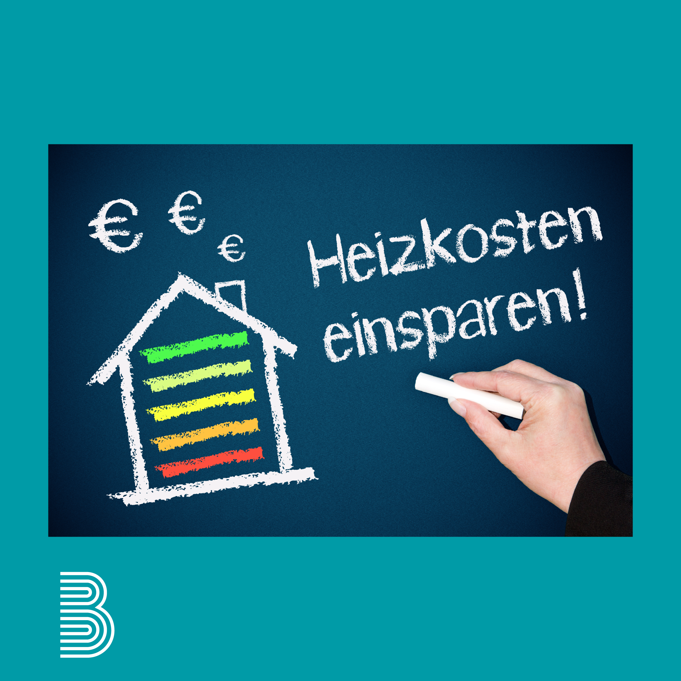 Auf einer Tafel steht mit Kreide geschrieben "Heizkosten einsparen". Daneben ist ein Haus mit Energiebalken gemalt.