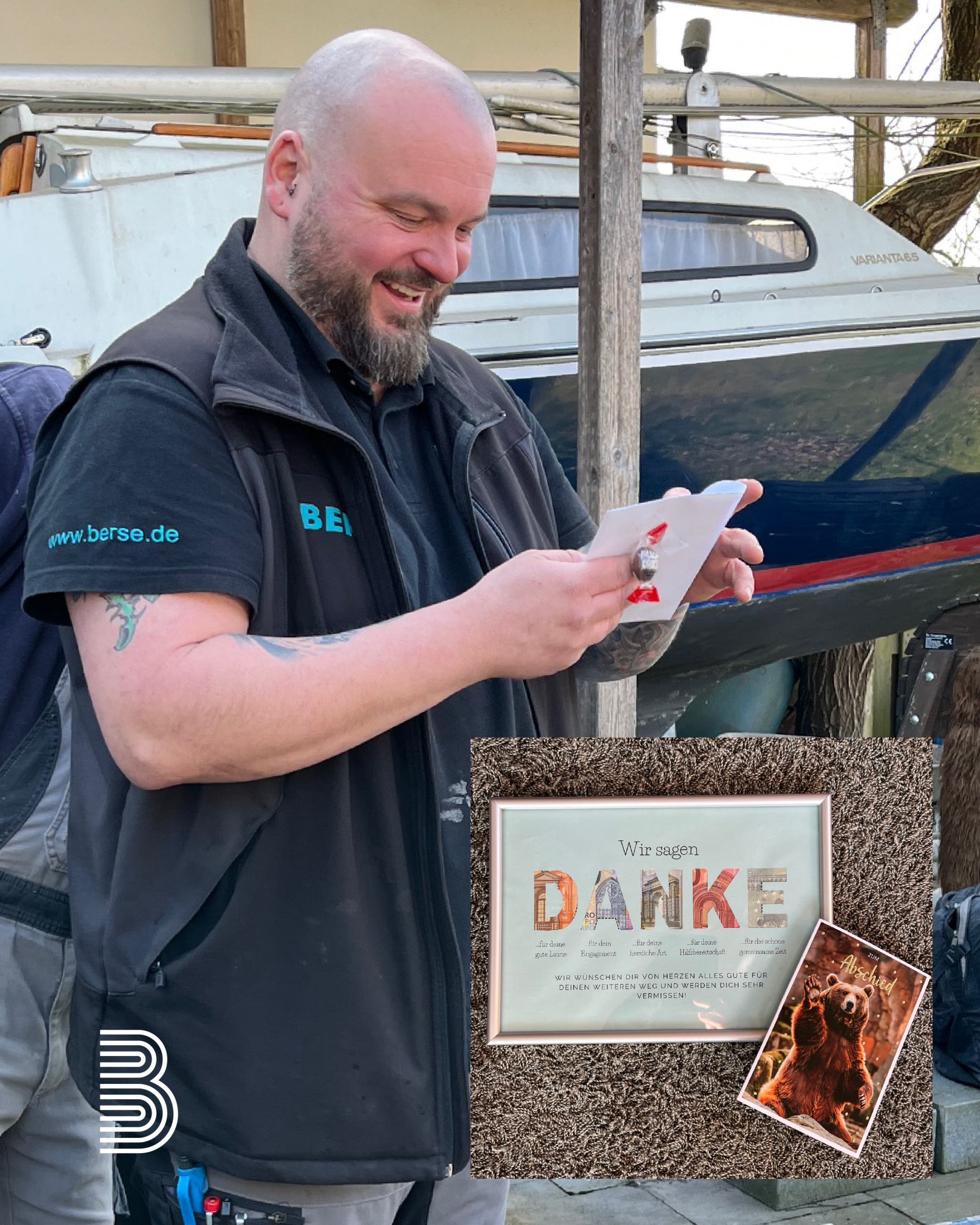 Dennis Burkert packt ein Geschenk aus und lacht.