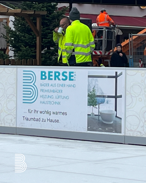 Aufbauarbeiten der Schlittschuhbahn in haltern. Die ersten Bandenwerbungen stehen schon.