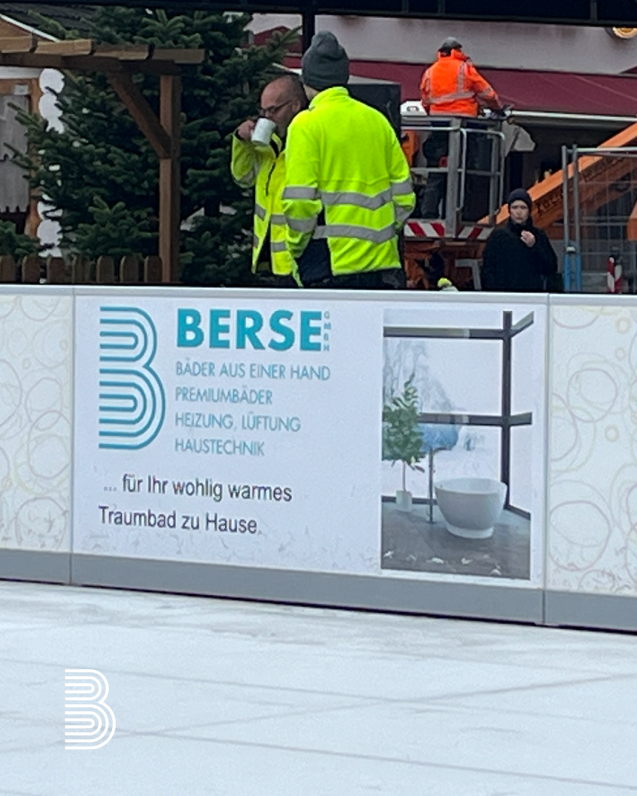 Aufbauarbeiten der Schlittschuhbahn in haltern. Die ersten Bandenwerbungen stehen schon.