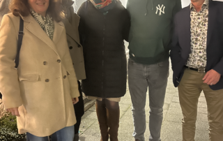 Ein Teil des Teams der Firma Berse steht nebeneinander beim Restaurantbesuch.