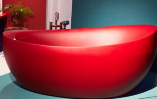 Eine knallrote Badewanne.