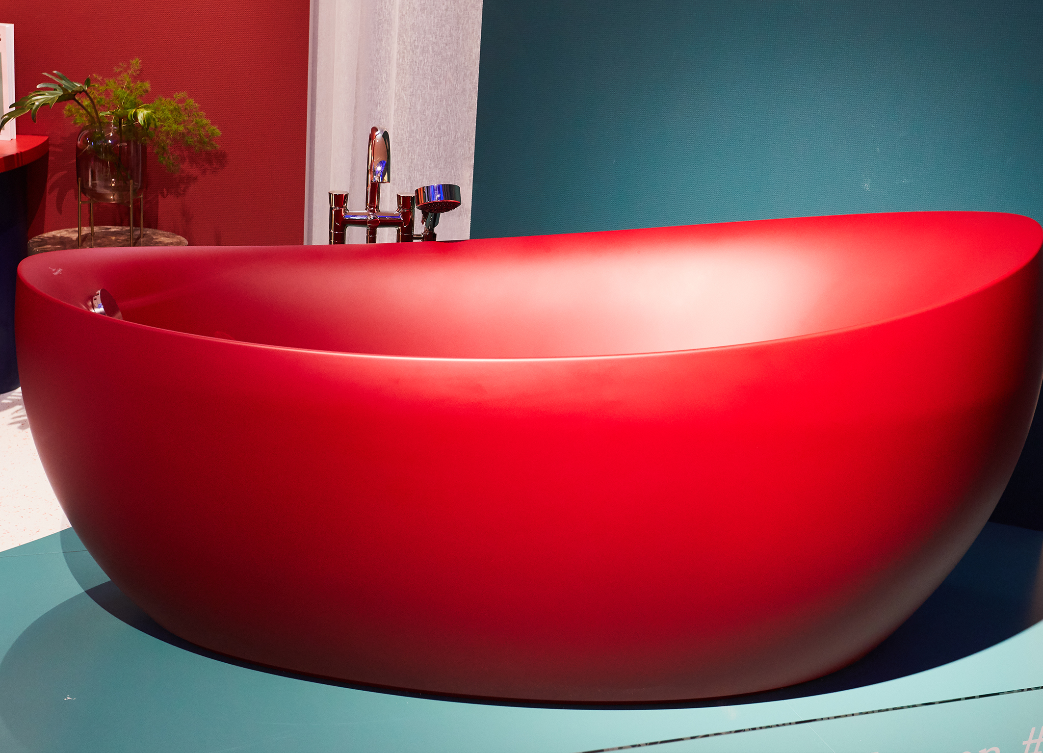 Eine knallrote Badewanne.