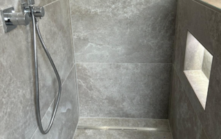 Die Walk-In-Shower bietet viel Platz und Komfort für eine wohltuende Dusche.