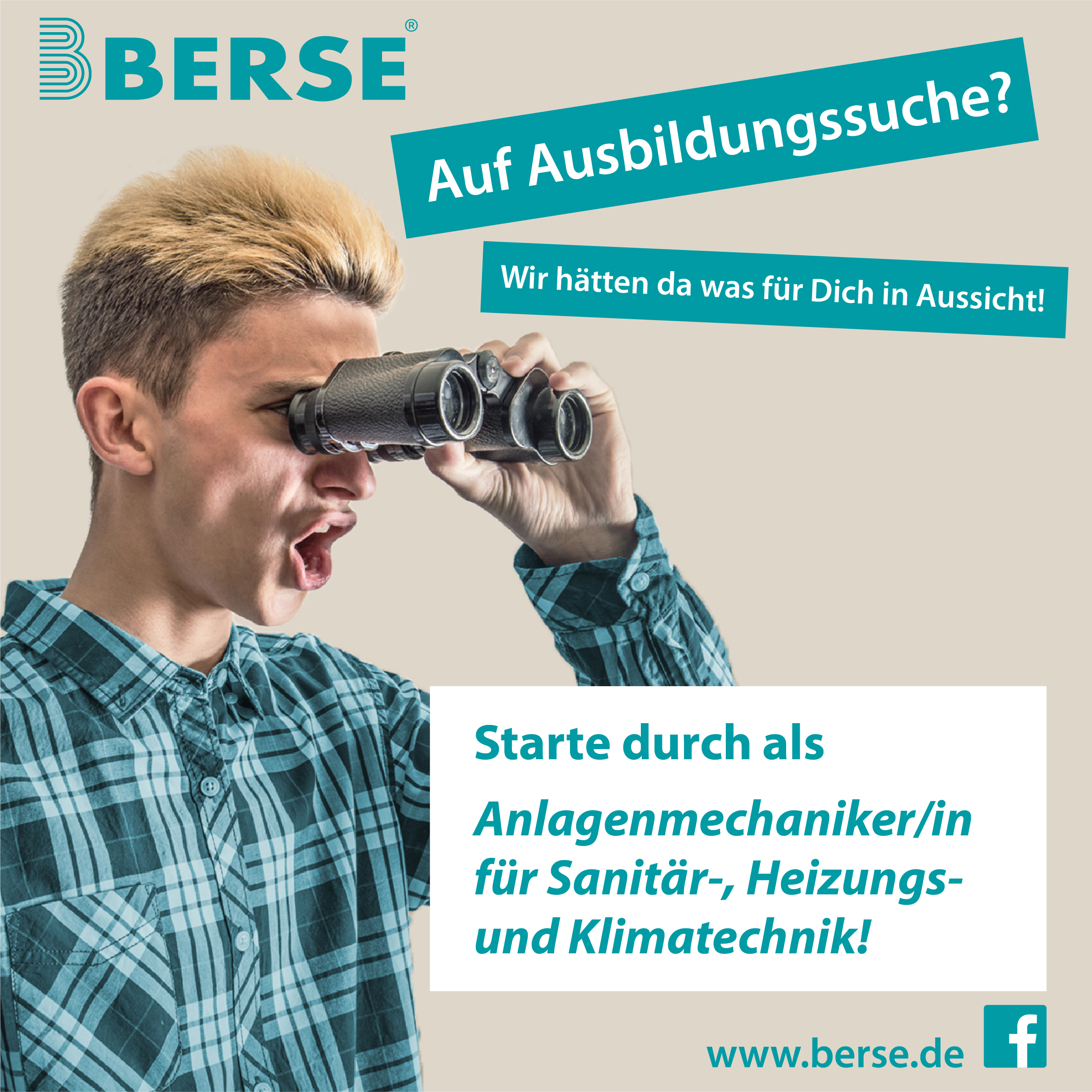 Ein junger Mann schaut durch ein Fernglas.