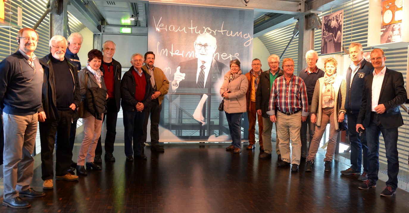 Gäste des Besuchertags bei Viessmann haben sich aufgereiht für ein Foto.