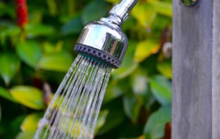 Eine Gartendusche in Betrieb.