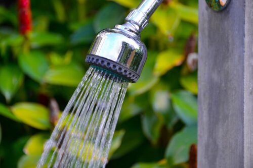 Eine Gartendusche in Betrieb.