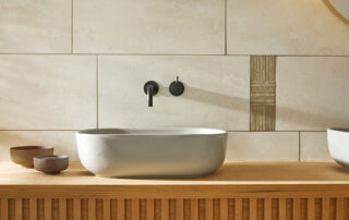 Wandfliesen in einem Badezimmer vor einem Waschbecken.