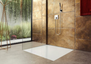 Eine bodenebene Dusche mit schwellenfreiem Einstieg steht im Mittelpunkt einer barrierefreien Badgestaltung.