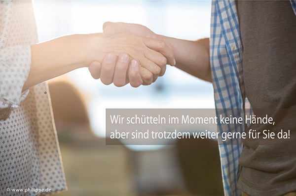 Zwei Hände schütteln einander.