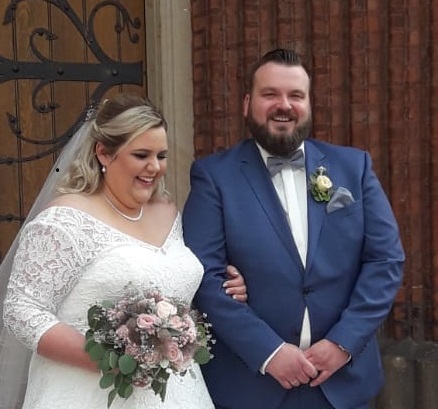 Brautpaar Dennis und Julia Burkert am Hochzeitstag.