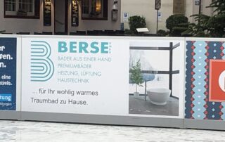 Bandenwerbung der Firma Berse auf der Eisbahn am Nikolausmarkt.