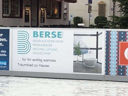 Bandenwerbung der Firma Berse auf der Eisbahn am Nikolausmarkt.