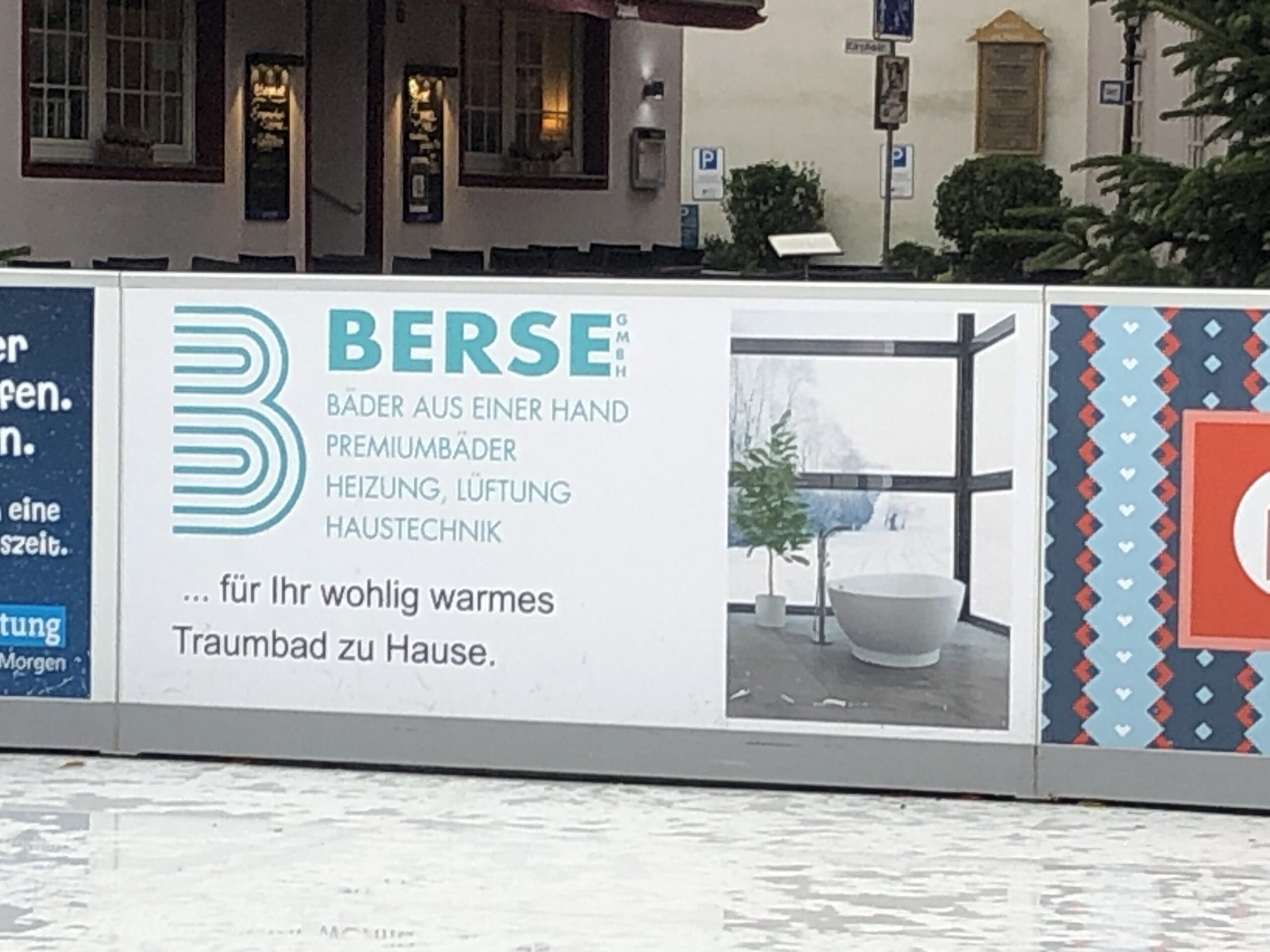 Bandenwerbung der Firma Berse auf der Eisbahn am Nikolausmarkt.