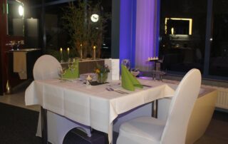 Festlich gedeckte Tafel in außergewöhnlichem Ambiente.