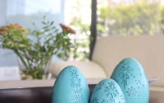 Drei türkisfarbene Ostereier stehen in der Firma Berse auf der Theke.