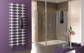 Moderner Designer-Heizkörper hängt in einem Badezimmer.