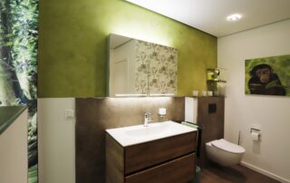 Eine Badezimmer im DSchungel-Look.