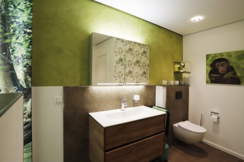Eine Badezimmer im DSchungel-Look.
