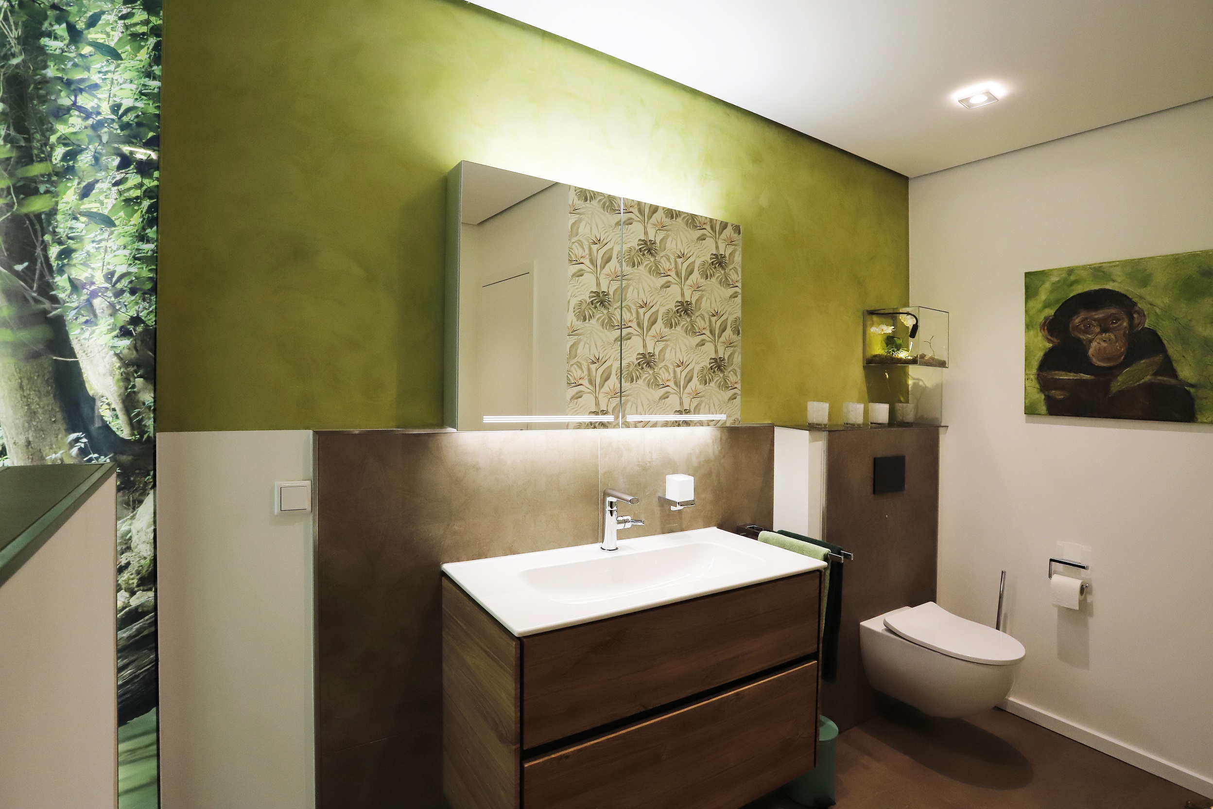 Eine Badezimmer im DSchungel-Look.