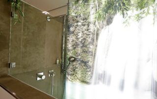 Eine Dusche im Dschungel-Look.