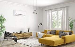 Eine Klimanalage hängt in einem Wohnzimmer.