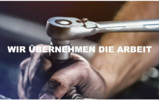 Eine Ölverschmierte Hand betätigt ein Scharnier.