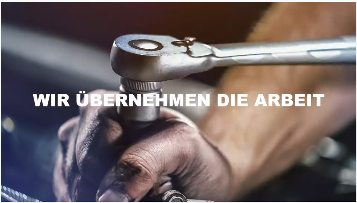 Eine Ölverschmierte Hand betätigt ein Scharnier.