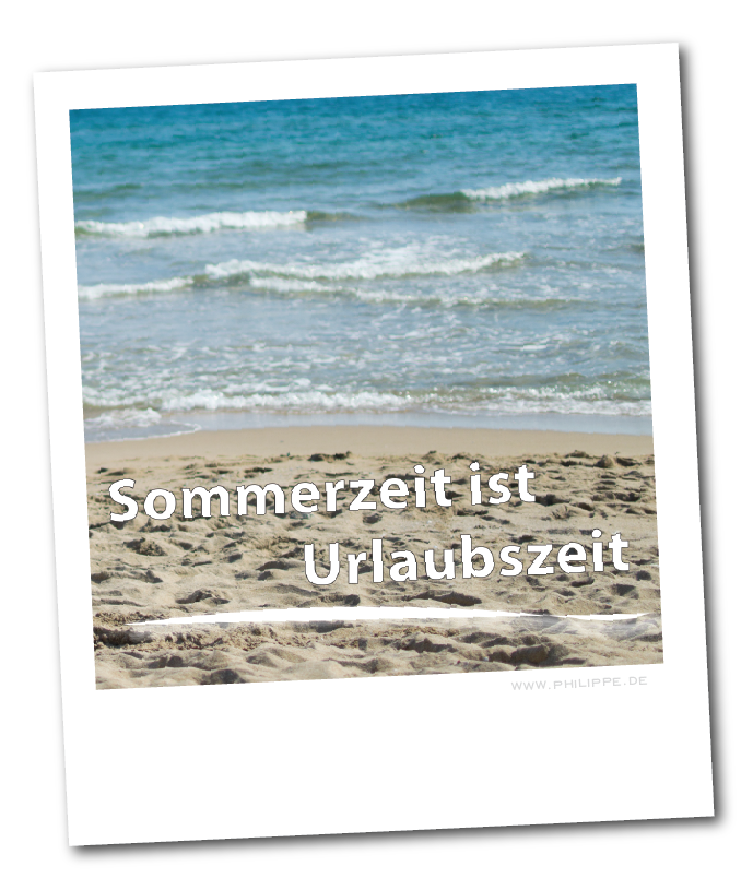 Polaroid mit Blick aufs Meer und Sandstrand.