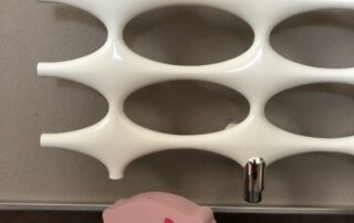 Ein Sparschwein steht unter einem Heizkörper.