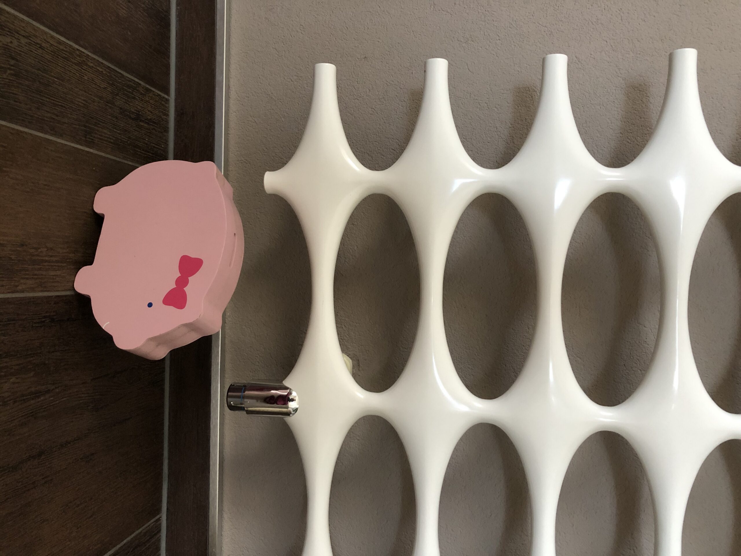 sparschwein_heizka_rper Ein Sparschwein steht unter einem Heizkörper.