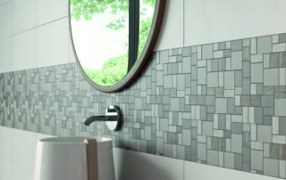 Mosaikfliesen an einem Waschtisch im Badezimmer.