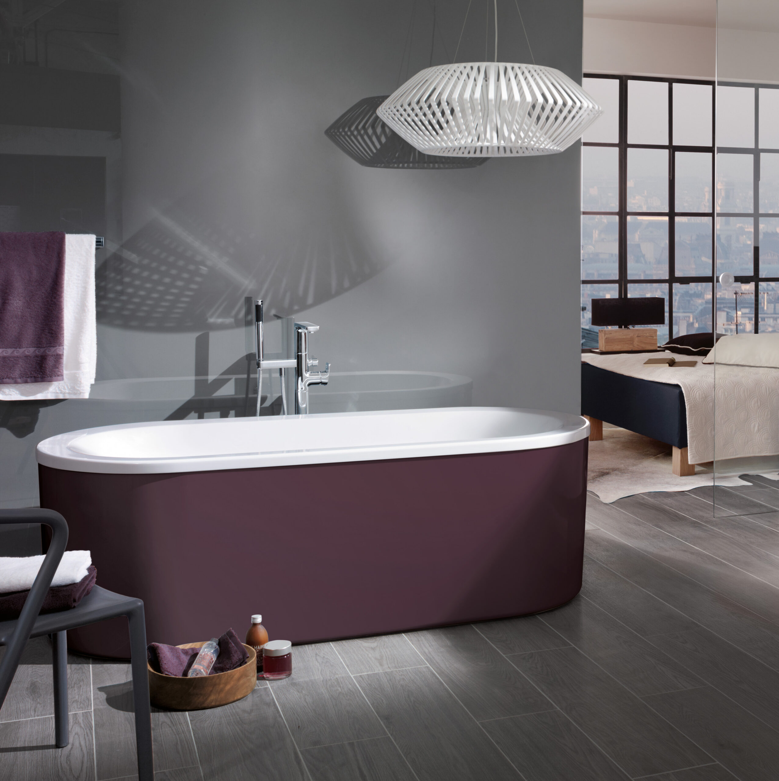 Eine lilafarbene Badewanne im klassichen Stil steht in einem stilvollen Badezimmer-Ambiente.