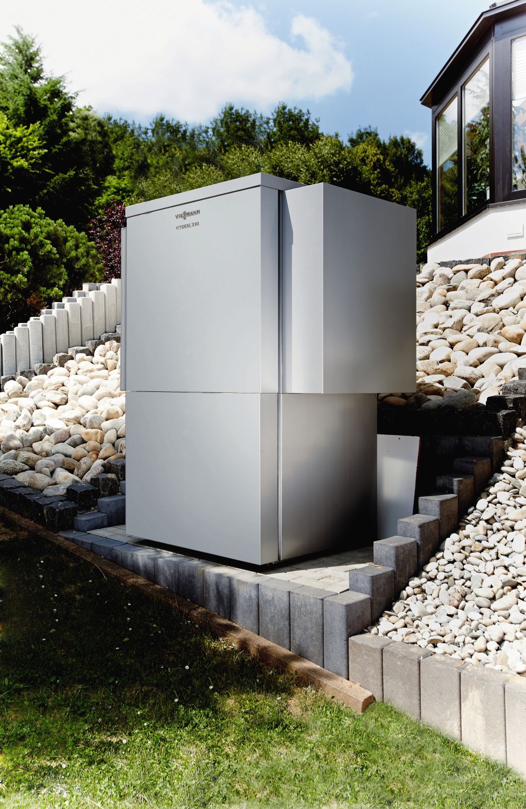 Eine Wärmepumpe steht vor einem Haus.